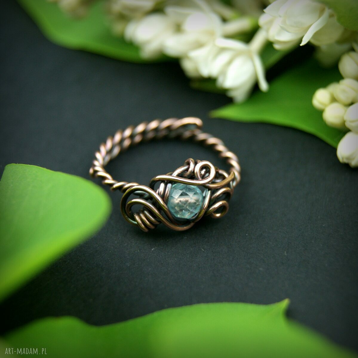 Regulowany pierścionek z błękitnym topazem z miedzi - wire wrapping