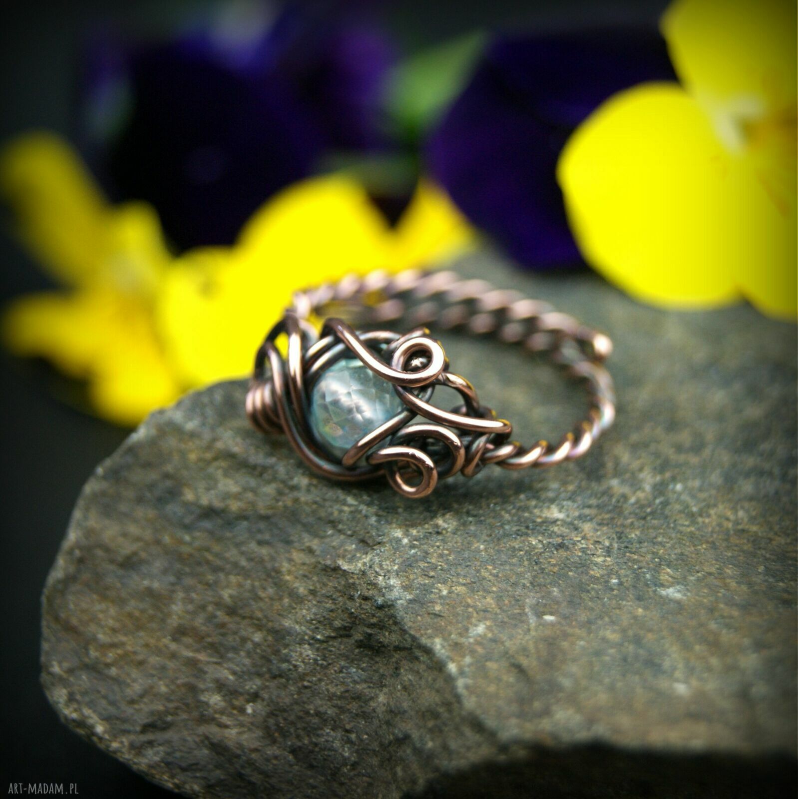 Regulowany pierścionek z błękitnym topazem z miedzi - wire wrapping