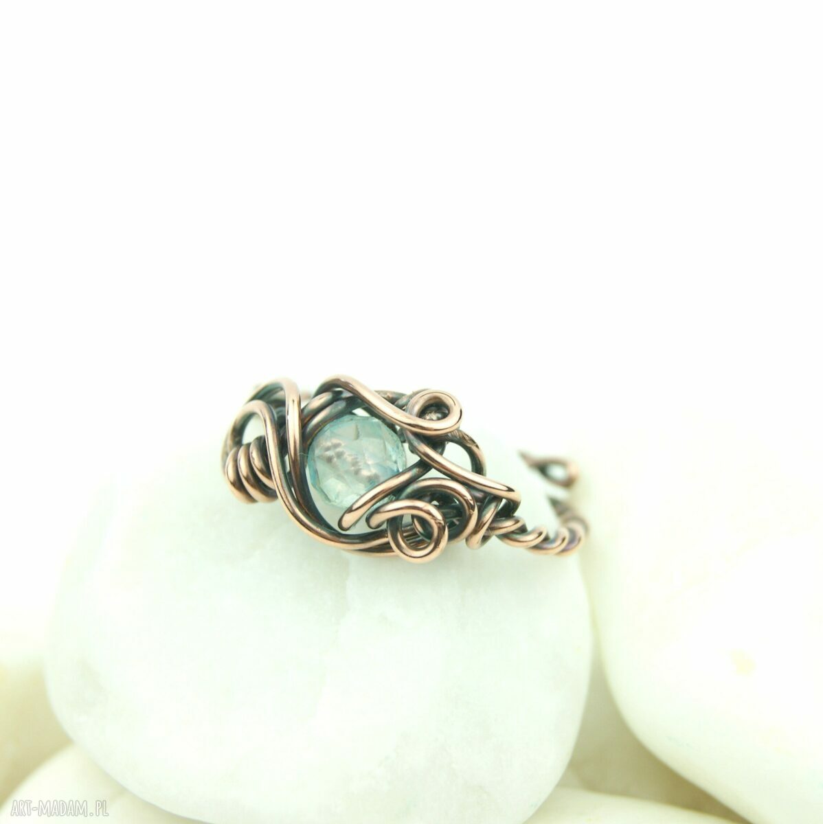 Regulowany pierścionek z błękitnym topazem z miedzi - wire wrapping