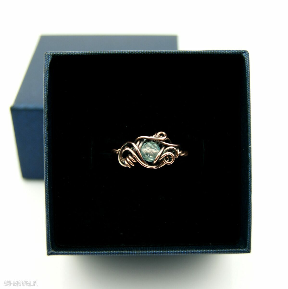 Regulowany pierścionek z błękitnym topazem z miedzi - wire wrapping