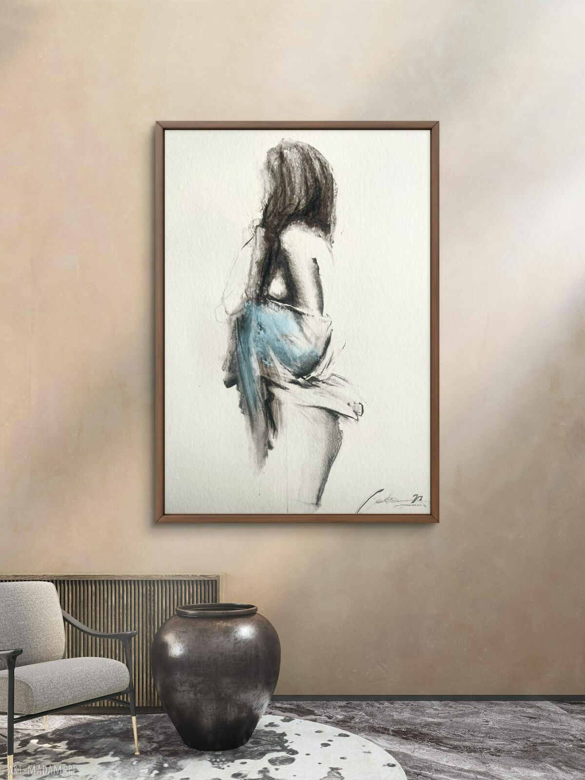 Blue - 100x70 cm: kobieca grafika nad łóżko z węglem i błękitnym pastelem