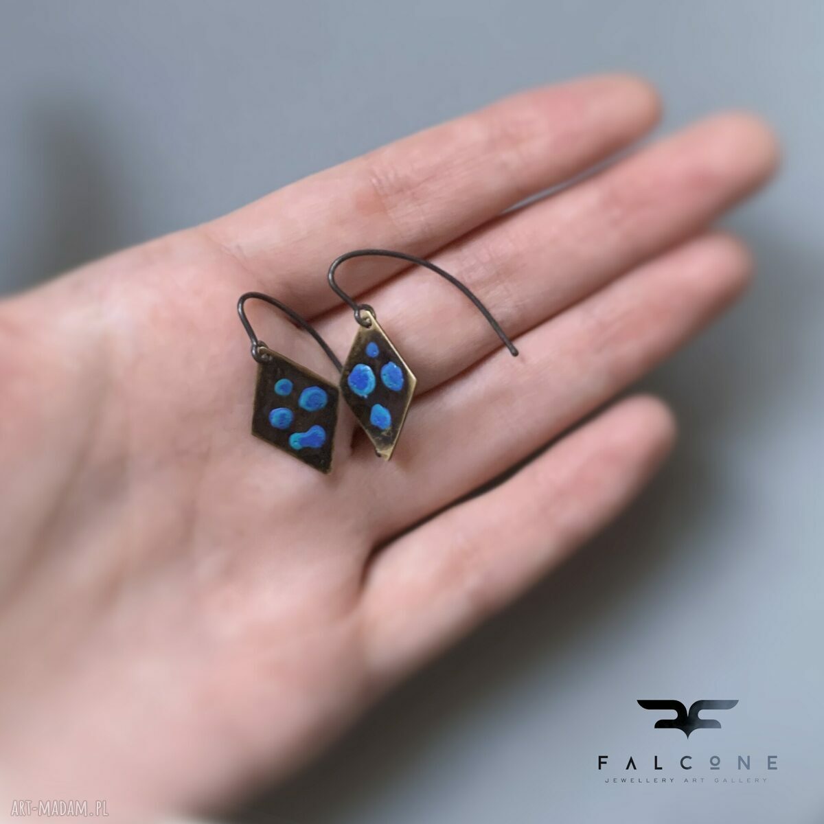 Kolczyki Blue Dots - srebrne bigle typu hak z niebieskimi kropkami