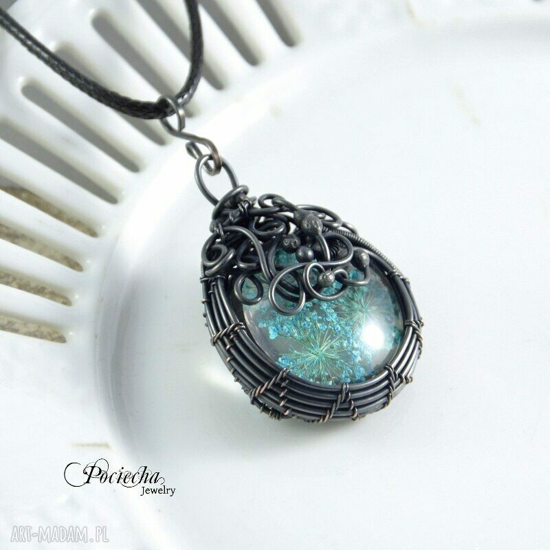 Niebieskie kwiaty w szkle - naszyjnik wire wrapping z miedzi