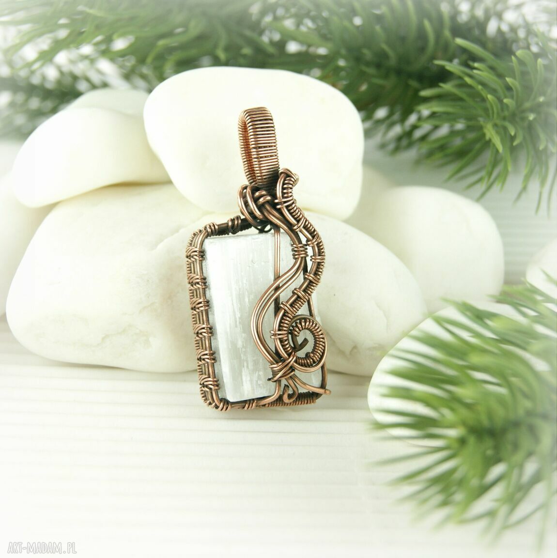 Wisiorek z selenitu w technice wire wrapping z miedzi
