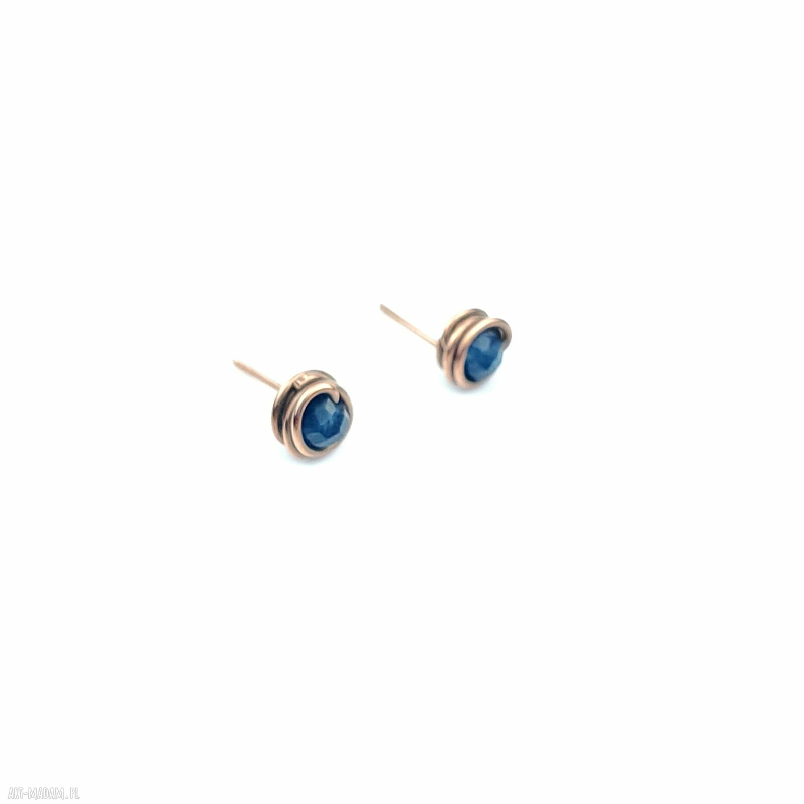 Kolczyki sztyfty z szafirem - miedziane wire wrapping