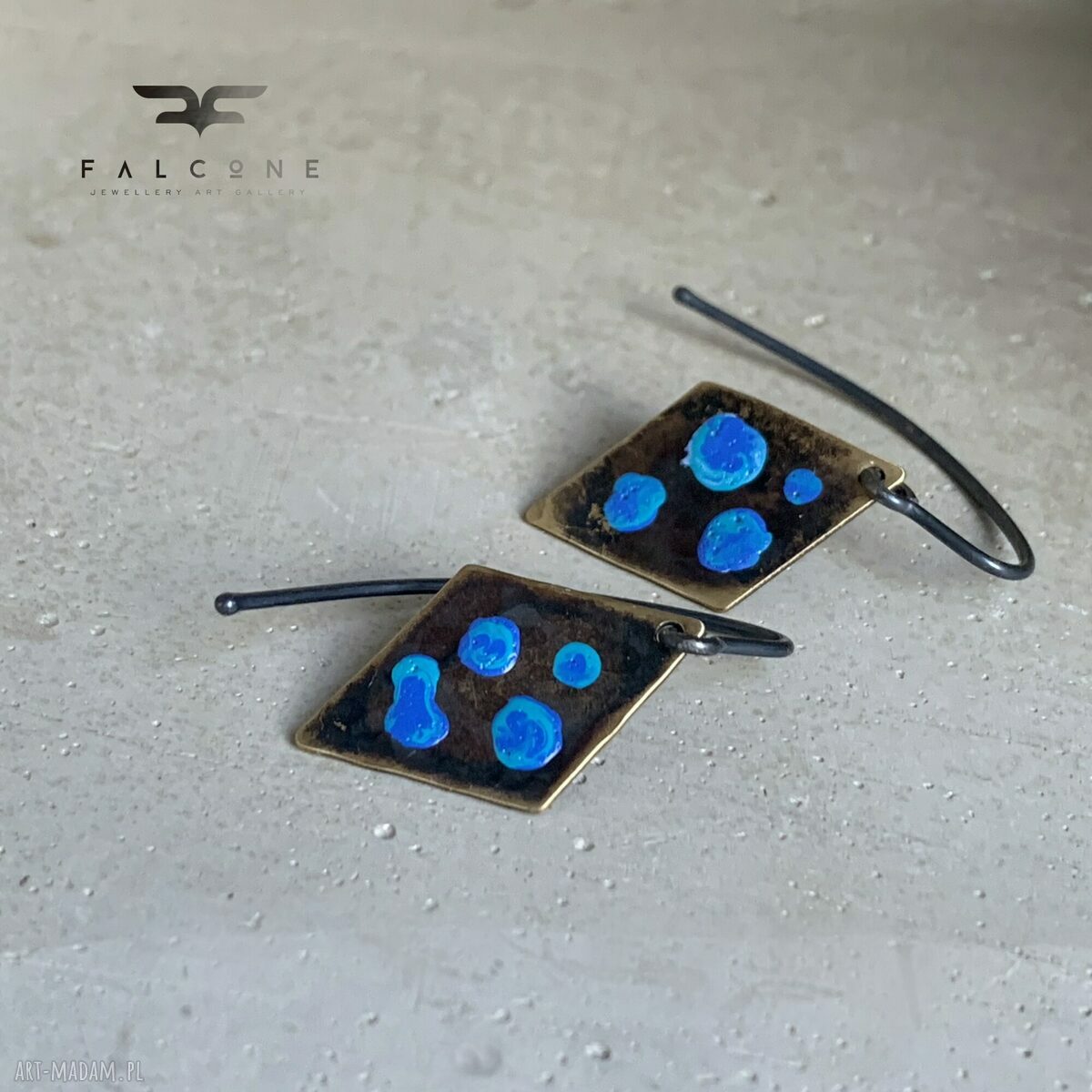 Kolczyki Blue Dots - srebrne bigle typu hak z niebieskimi kropkami