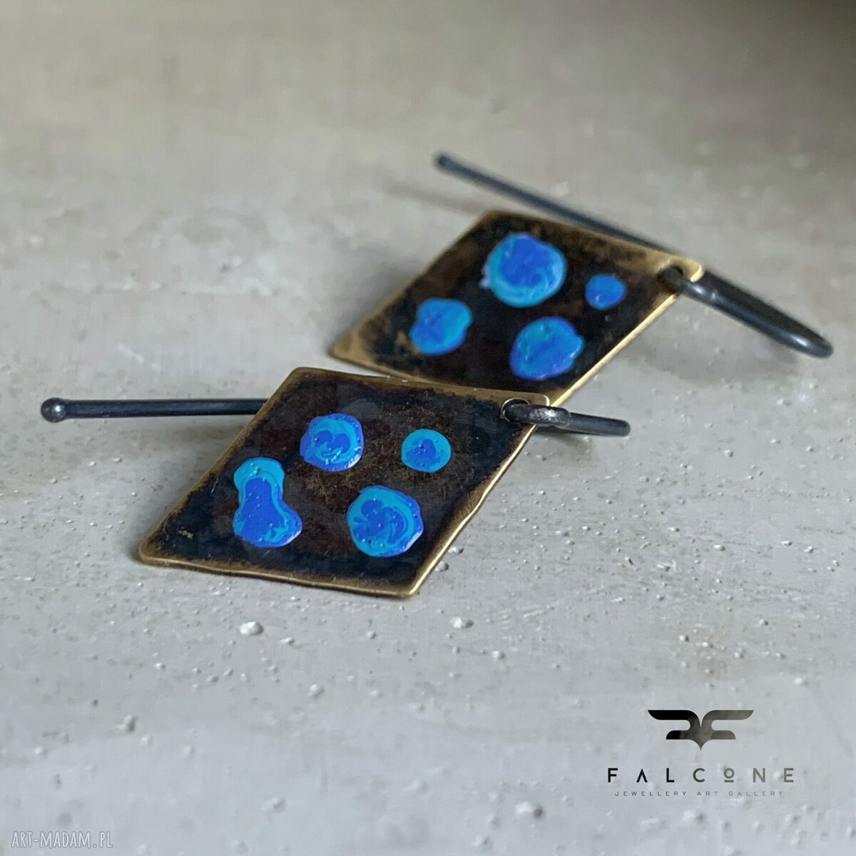 Kolczyki Blue Dots - srebrne bigle typu hak z niebieskimi kropkami