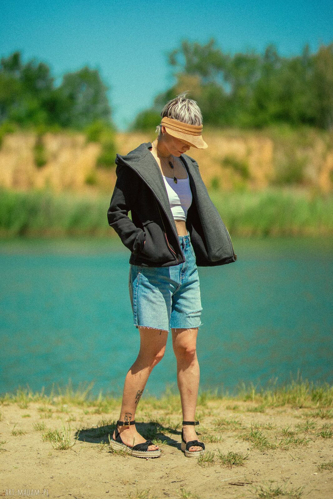Bluza asymetryczna krótka z dużym kapturem na zamek