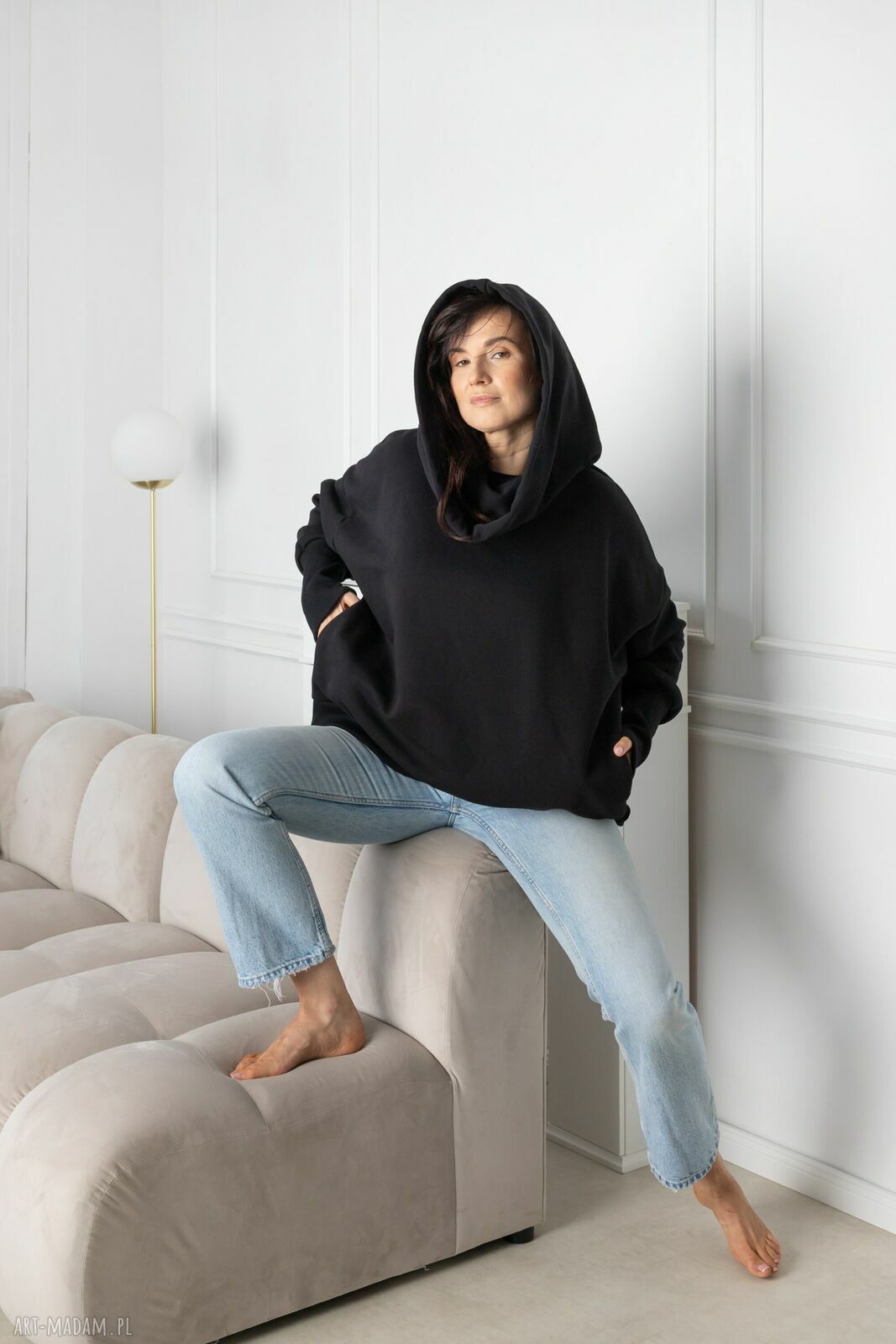 Czarna bluza damska oversize z dresówki - olbrzymi kaptur i kieszenie