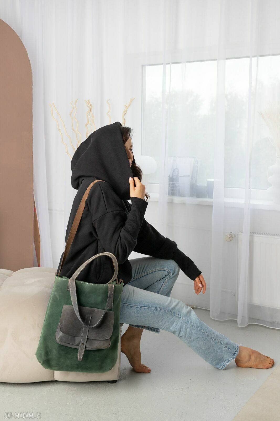 Czarna bluza damska oversize z dresówki - olbrzymi kaptur i kieszenie