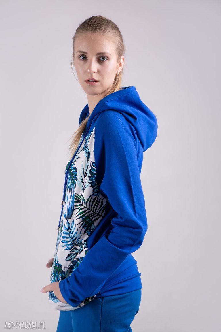 Bluza damska z kapturem w chabrowym wzorze