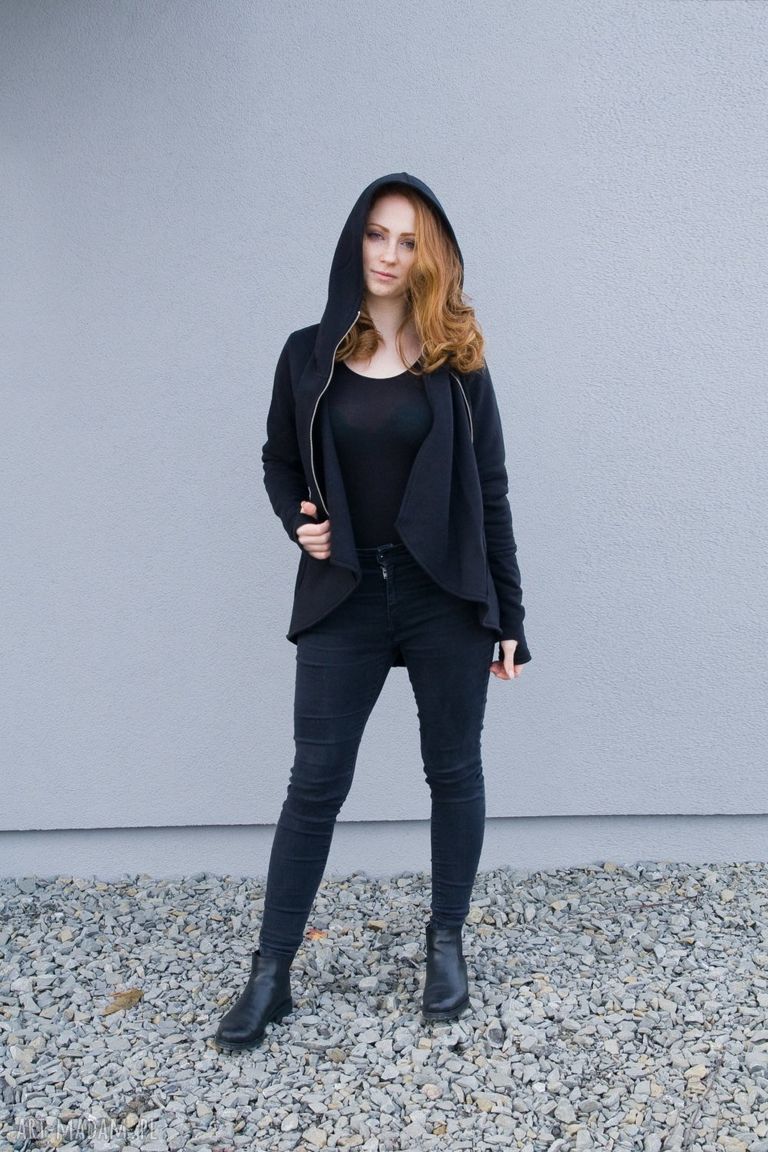 Czarna asymetryczna bluza Basa z kapturem i kieszeniami