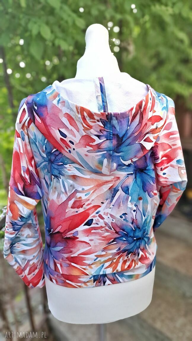 Bluza „Jak malowana” - kolorowa bluza z kapturem, dekolt kopertowy, rozm. S/M