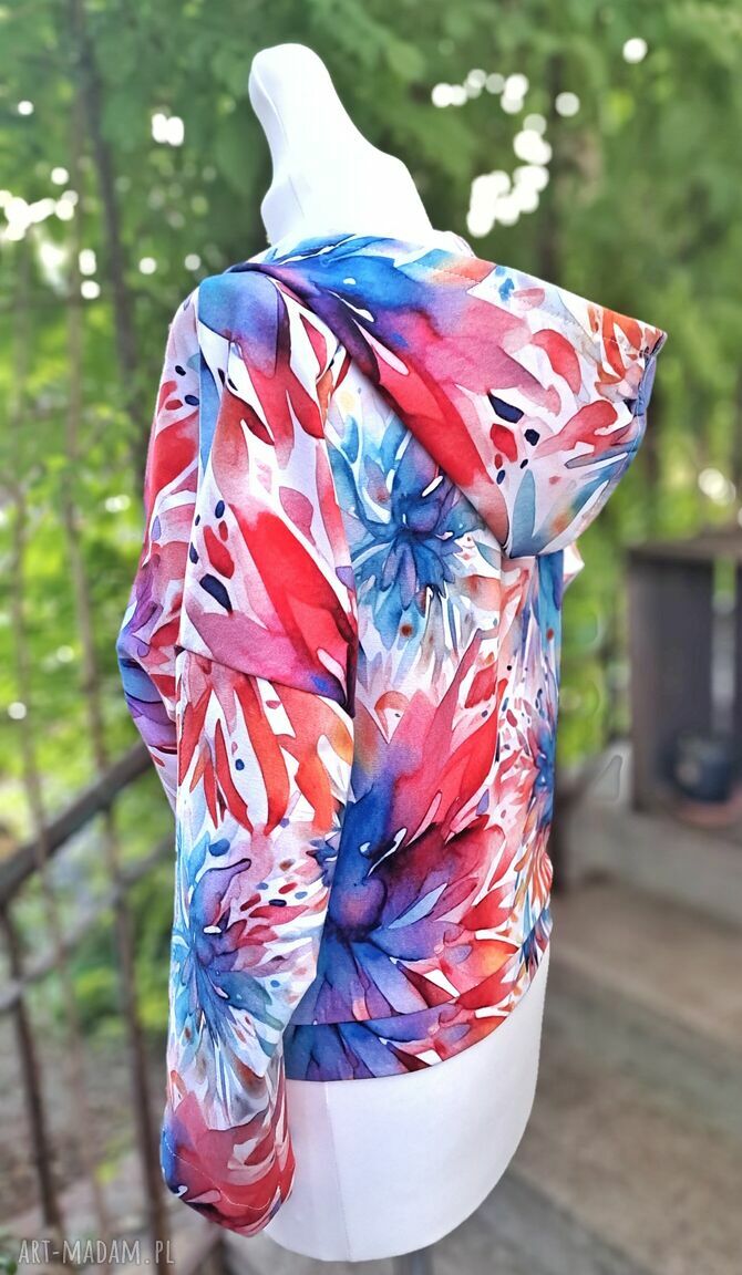 Bluza „Jak malowana” - kolorowa bluza z kapturem, dekolt kopertowy, rozm. S/M