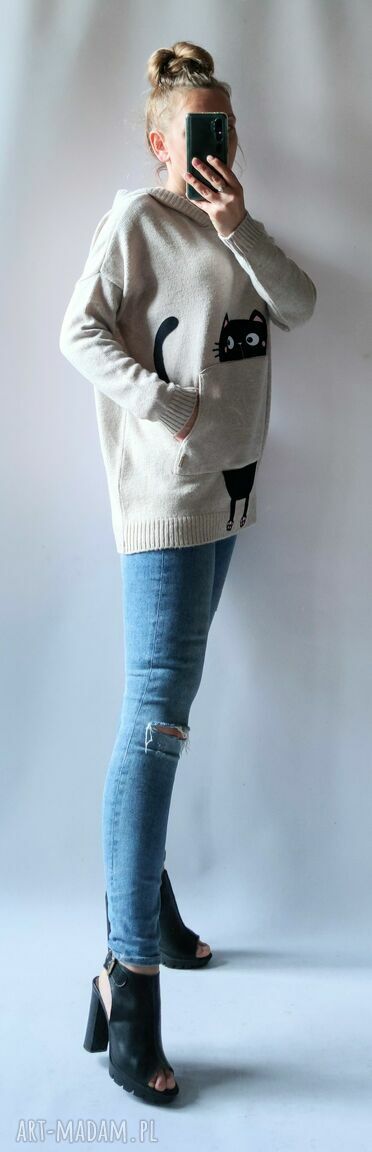 Bluza sweter oversize z kapturem - jasny beż z kieszenią i aplikacją