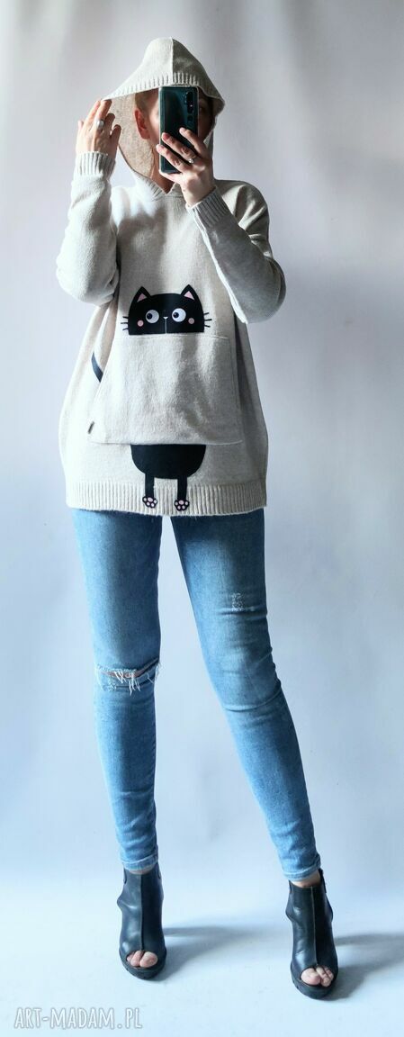 Bluza sweter oversize z kapturem - jasny beż z kieszenią i aplikacją