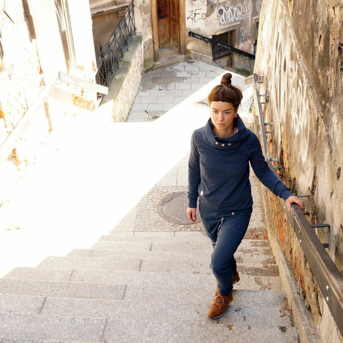 Bluza z kapturem Ala Jeans - wygodny dres damski z drewnianymi guzikami
