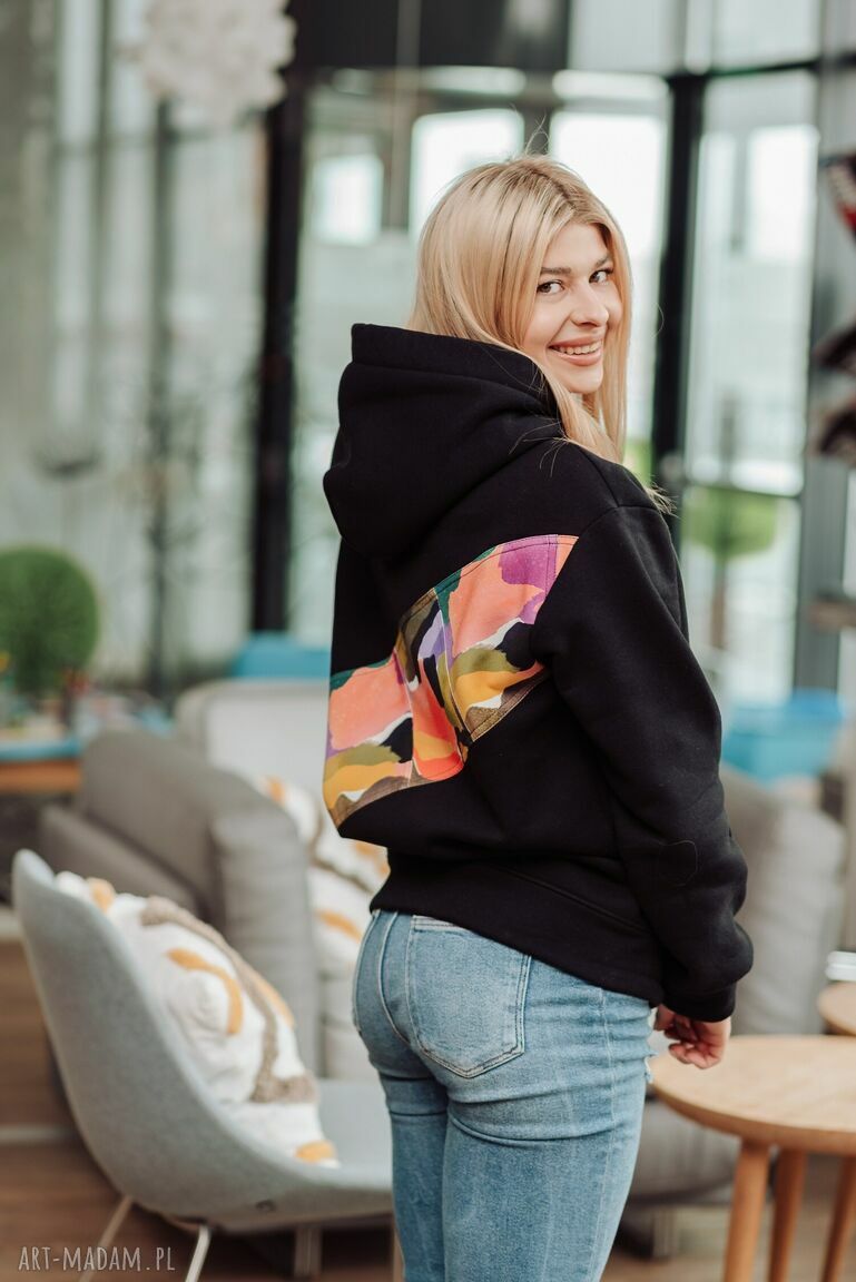 Bluza clasic kangurka czarna kieszenia kapturek plecach aplikacja