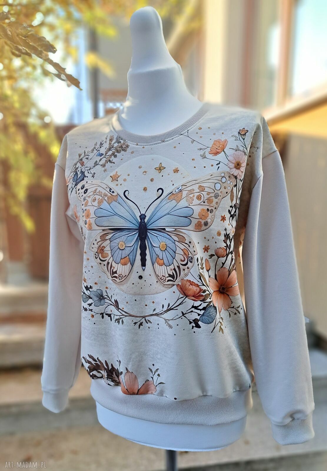 Beżowa bluza z kolorowym motylem - rozmiar S/M (lekki oversize)