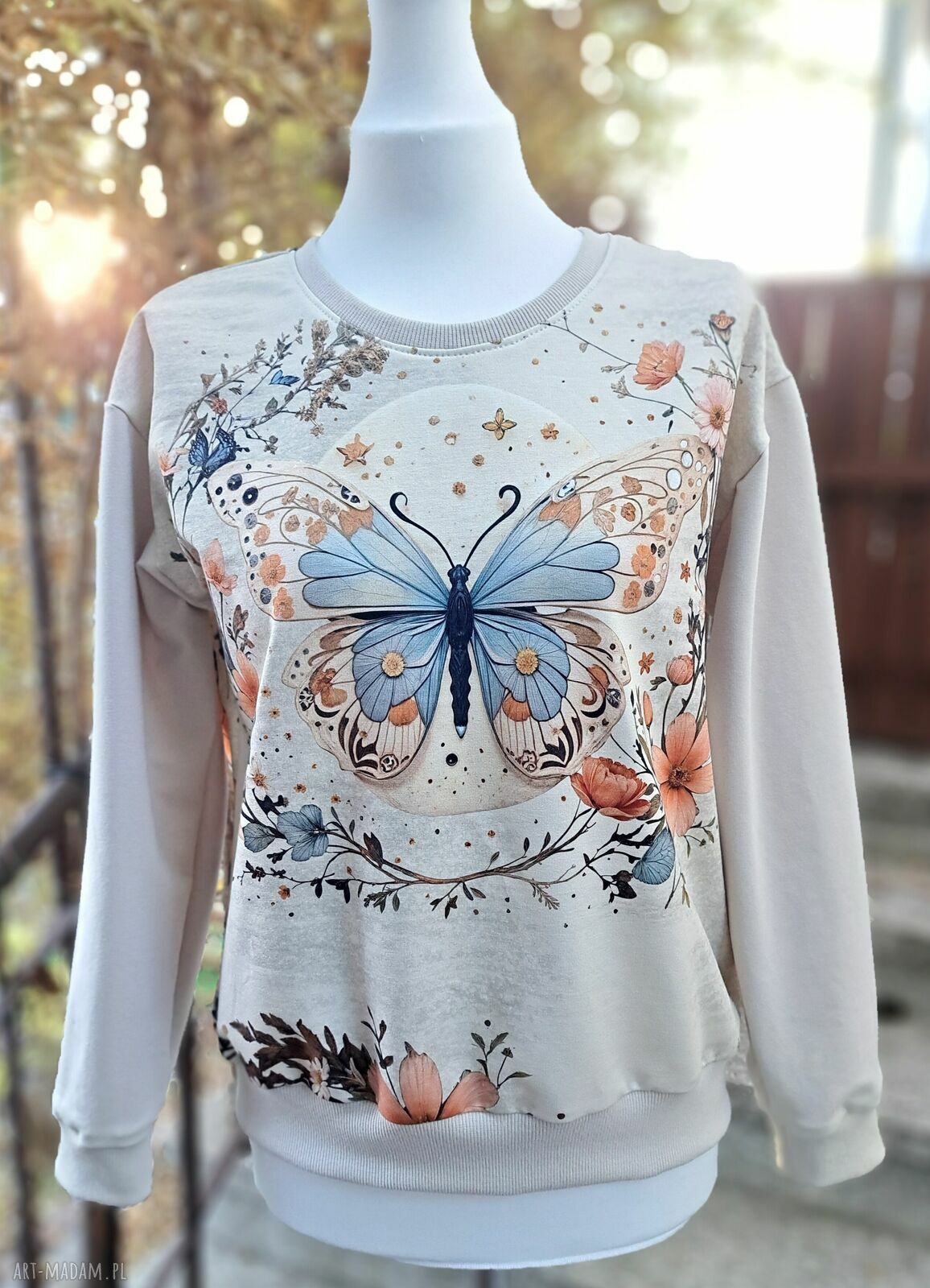 Beżowa bluza z kolorowym motylem - rozmiar S/M (lekki oversize)