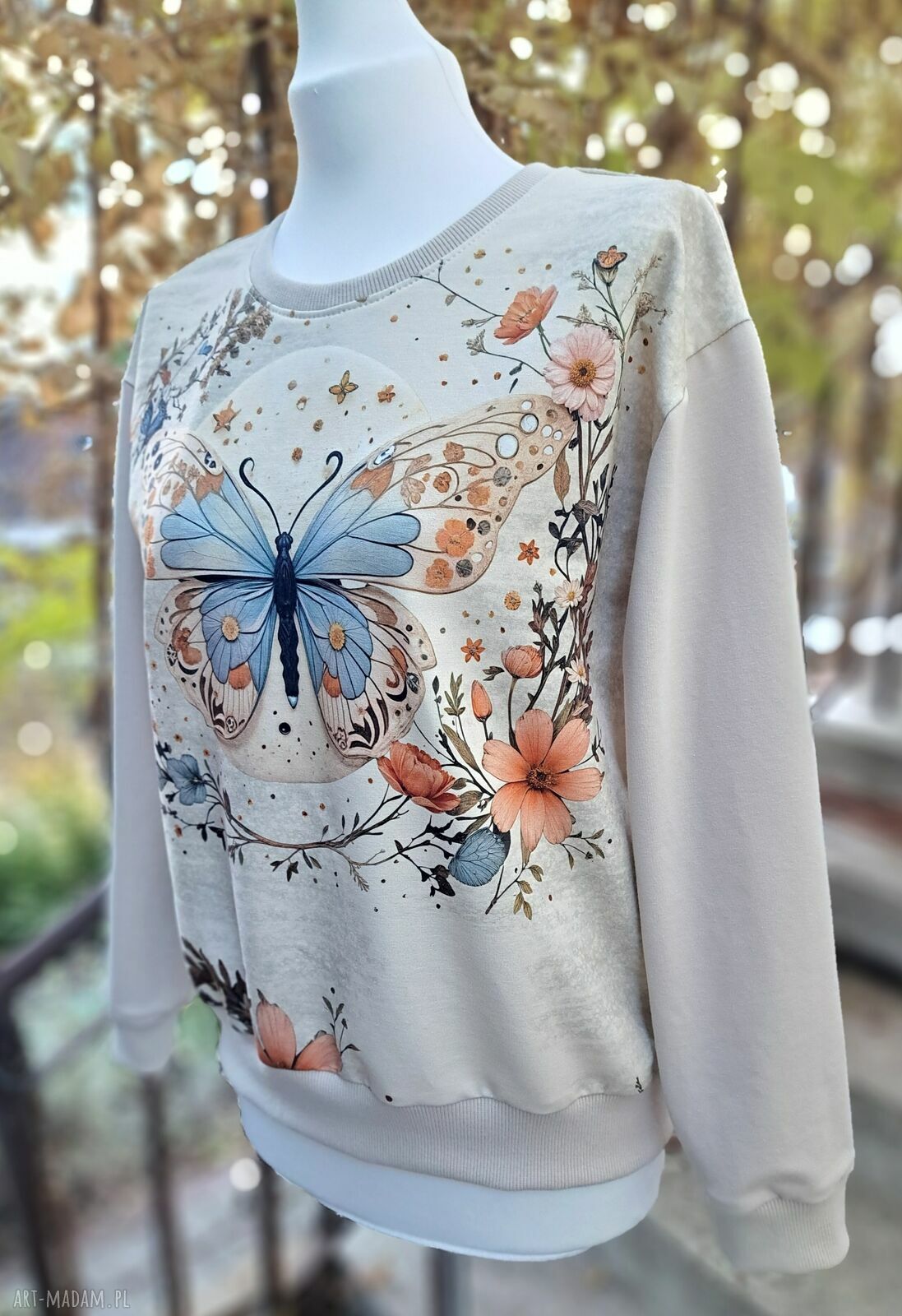Beżowa bluza z kolorowym motylem - rozmiar S/M lekki oversize