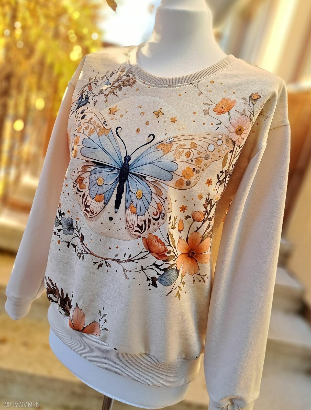 Beżowa bluza z kolorowym motylem - rozmiar S/M (lekki oversize)