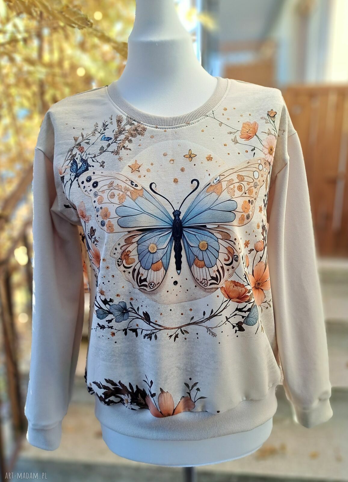 Beżowa bluza z kolorowym motylem - rozmiar S/M (lekki oversize)