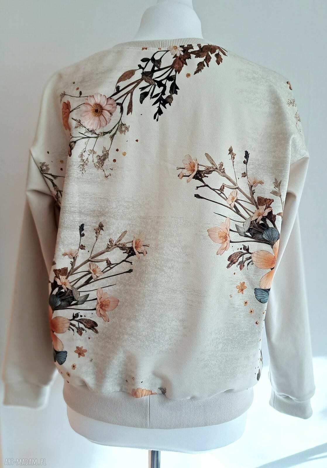 Beżowa bluza z kolorowym motylem - rozmiar S/M (lekki oversize)