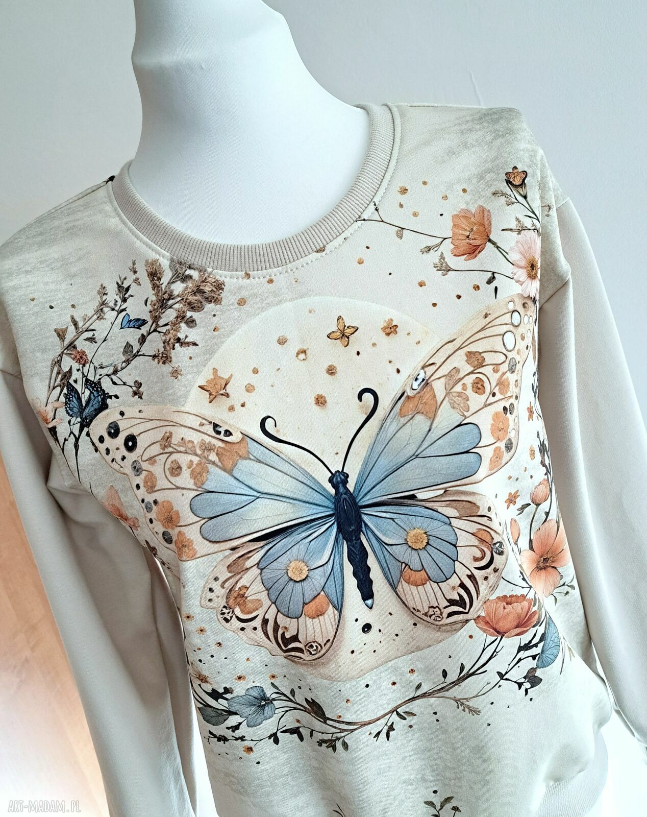 Beżowa bluza z kolorowym motylem - rozmiar S/M (lekki oversize)