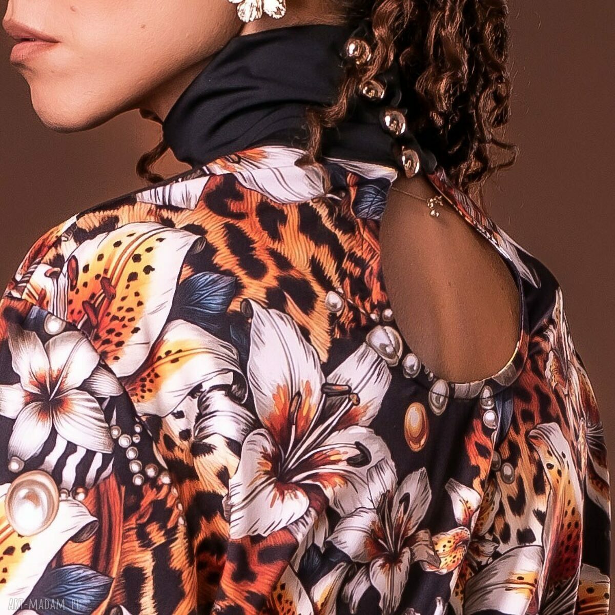 Luźna bluzka z golfem - elegancja w codziennym stylu