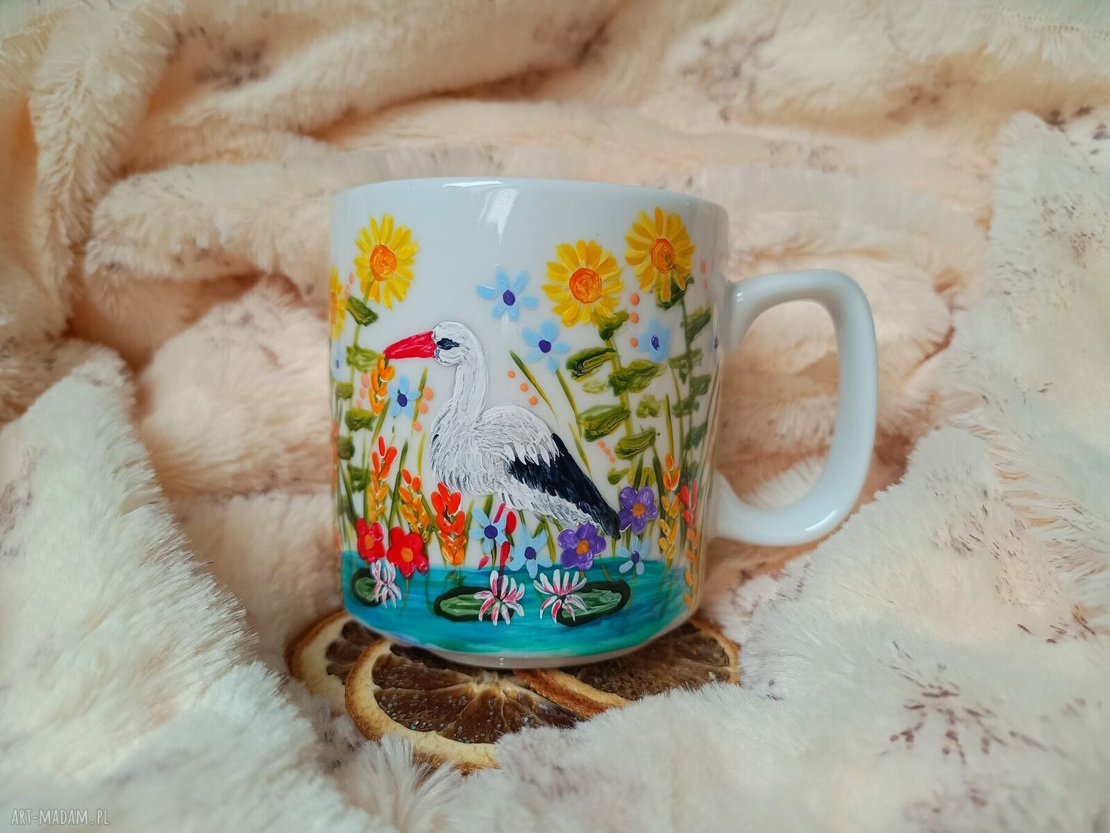 Bocian w letnim ogrodzie - ręcznie malowany kubek porcelanowy 270 ml