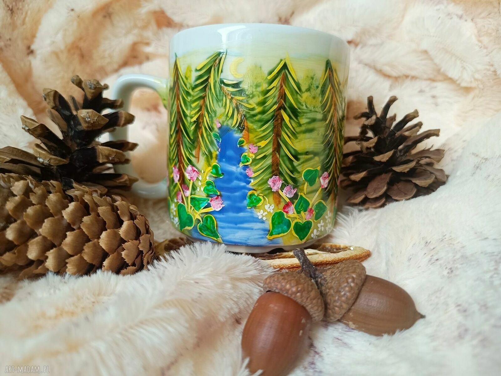 Bociany i sarenka w baśniowym pejzażu - ręcznie malowany kubek 270 ml