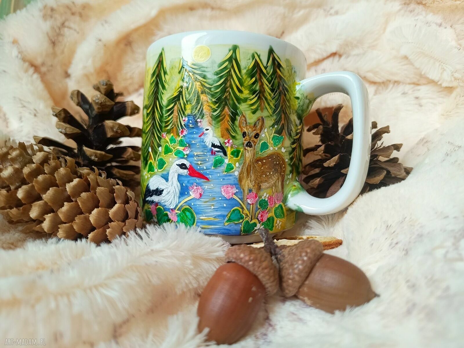 Bociany i sarenka w baśniowym pejzażu - ręcznie malowany kubek 270 ml