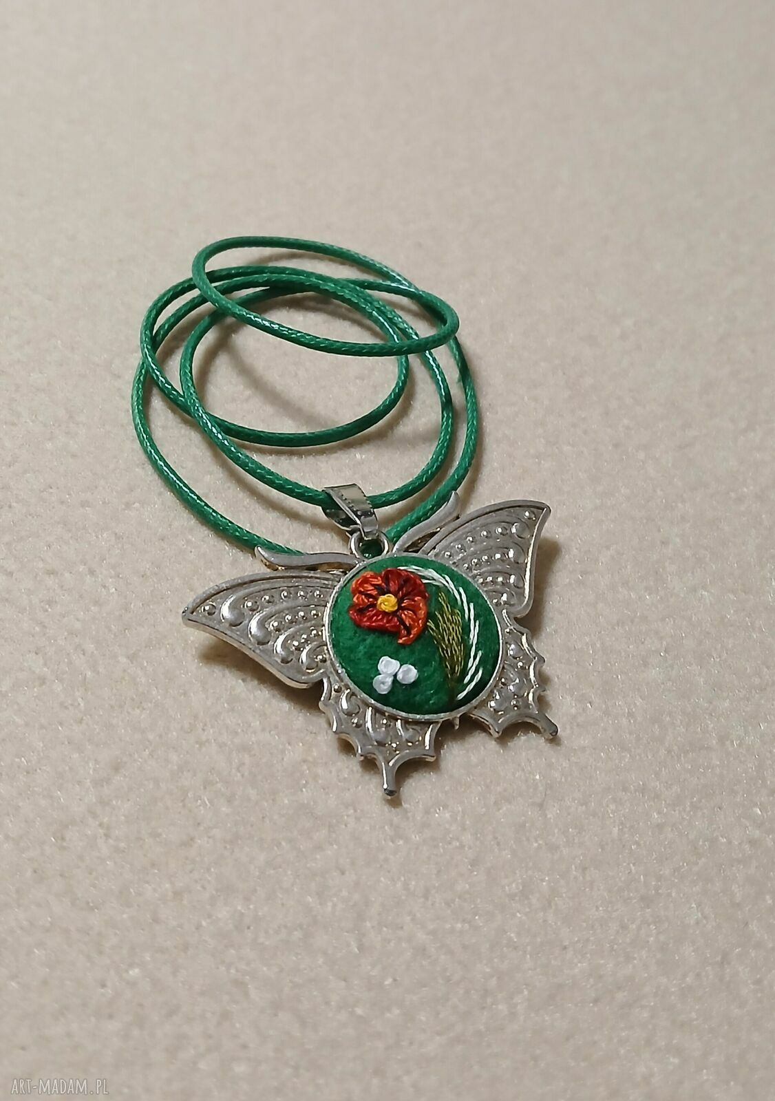 Ręcznie haftowany wisior boho z makiem i motylem