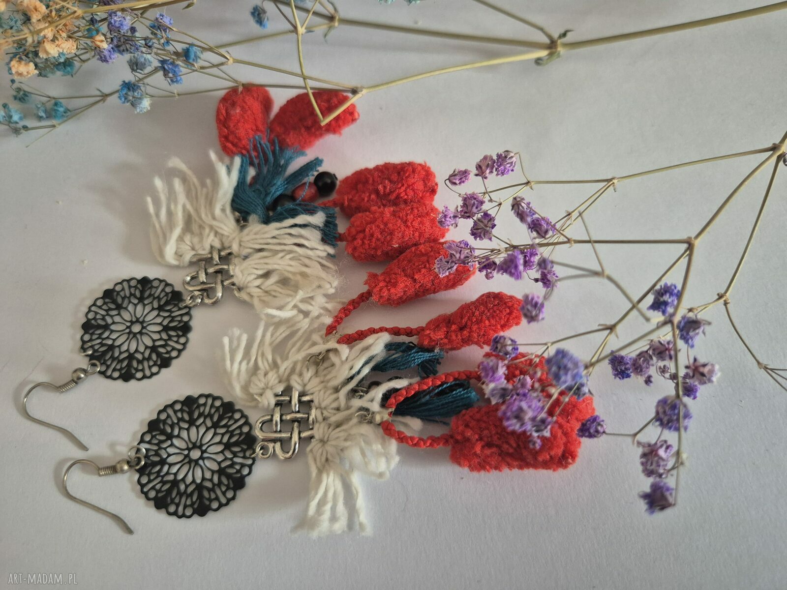 Kolczyki boho z pomponami - lekkie i efektowne
