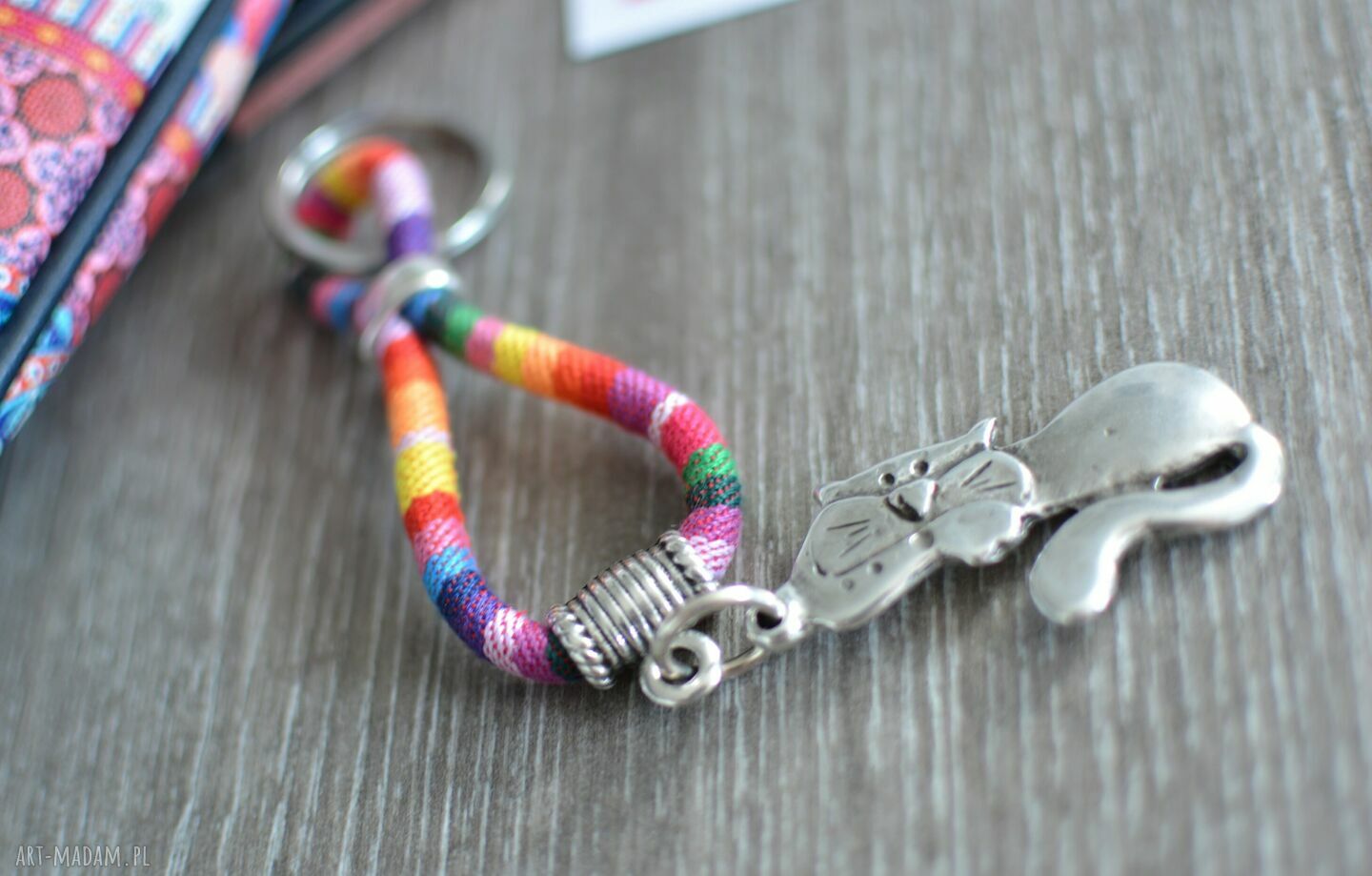 Brelok boho rainbow z kotem do kluczy