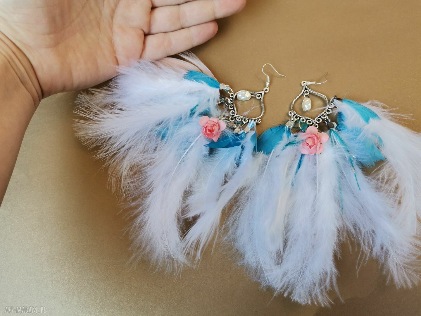 Boho ślubne kolczyki z różą i piórami - leciutkie