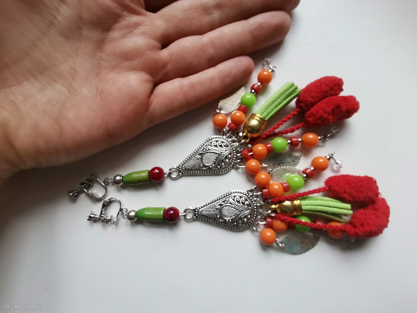Ręcznie robione klipsy boho z chwostami i pomponami - etno-folk od Ruda Klara