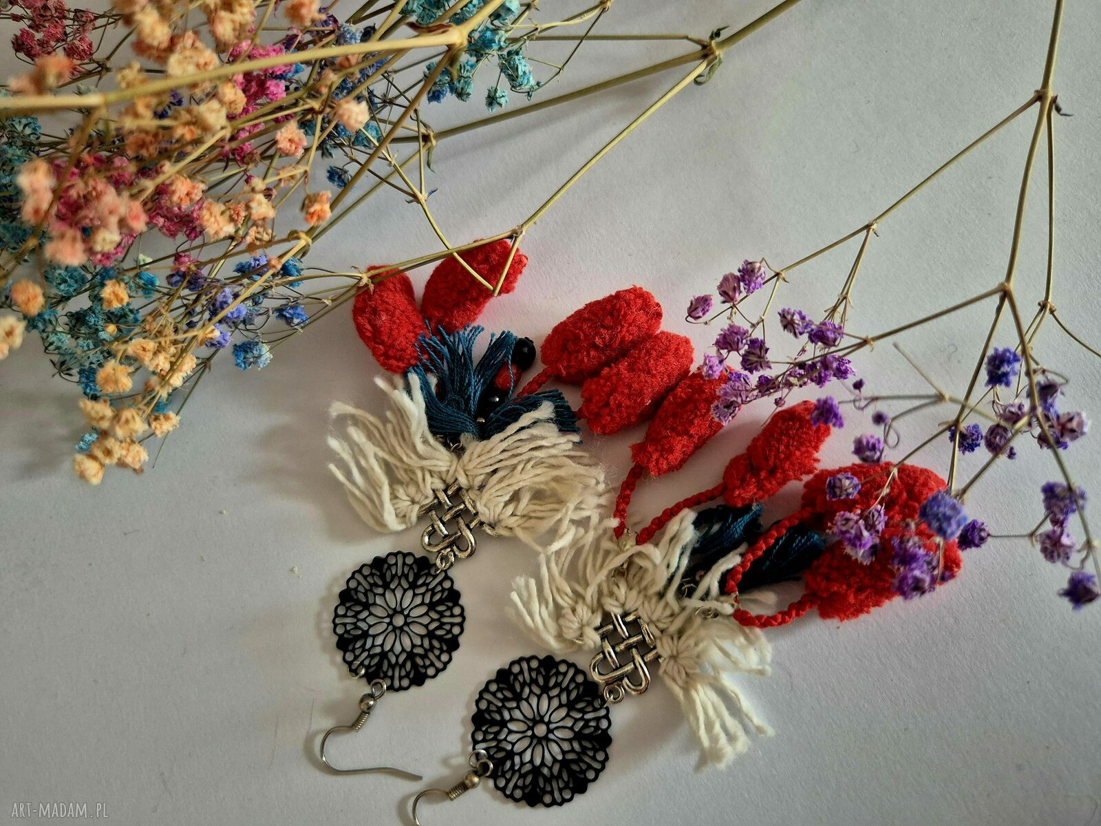Kolczyki boho z pomponami - lekkie i efektowne