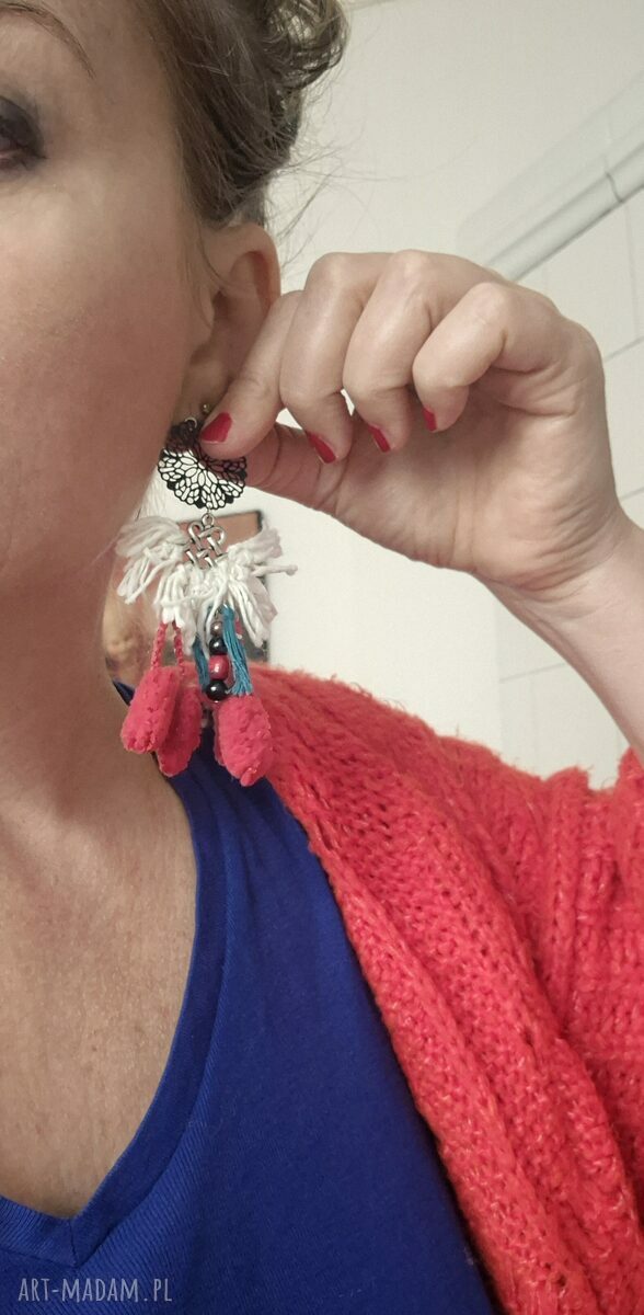 Kolczyki boho z pomponami - lekkie i efektowne