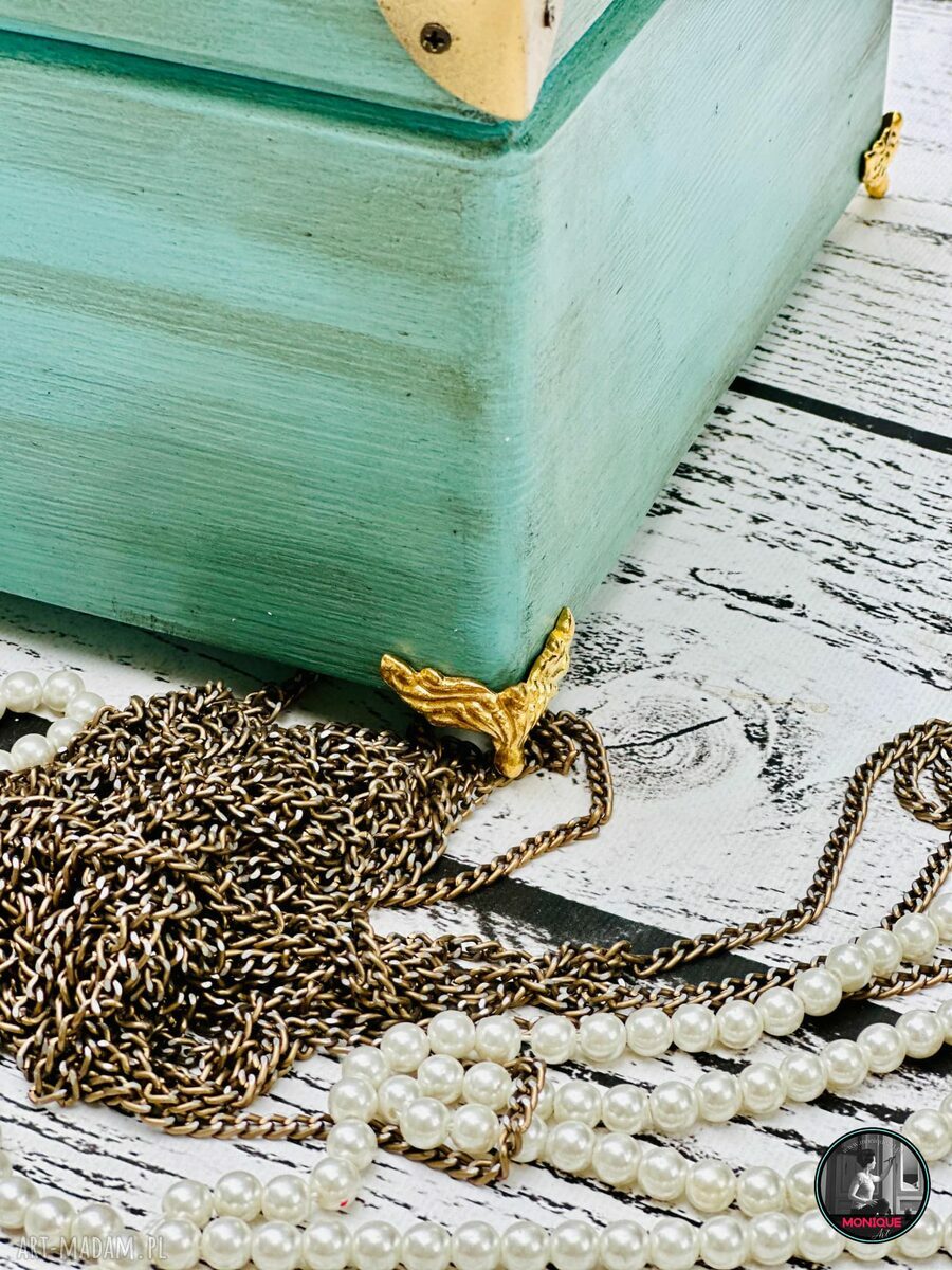 Kufer boho na biżuterię z mandalą - złote dodatki i orient chic