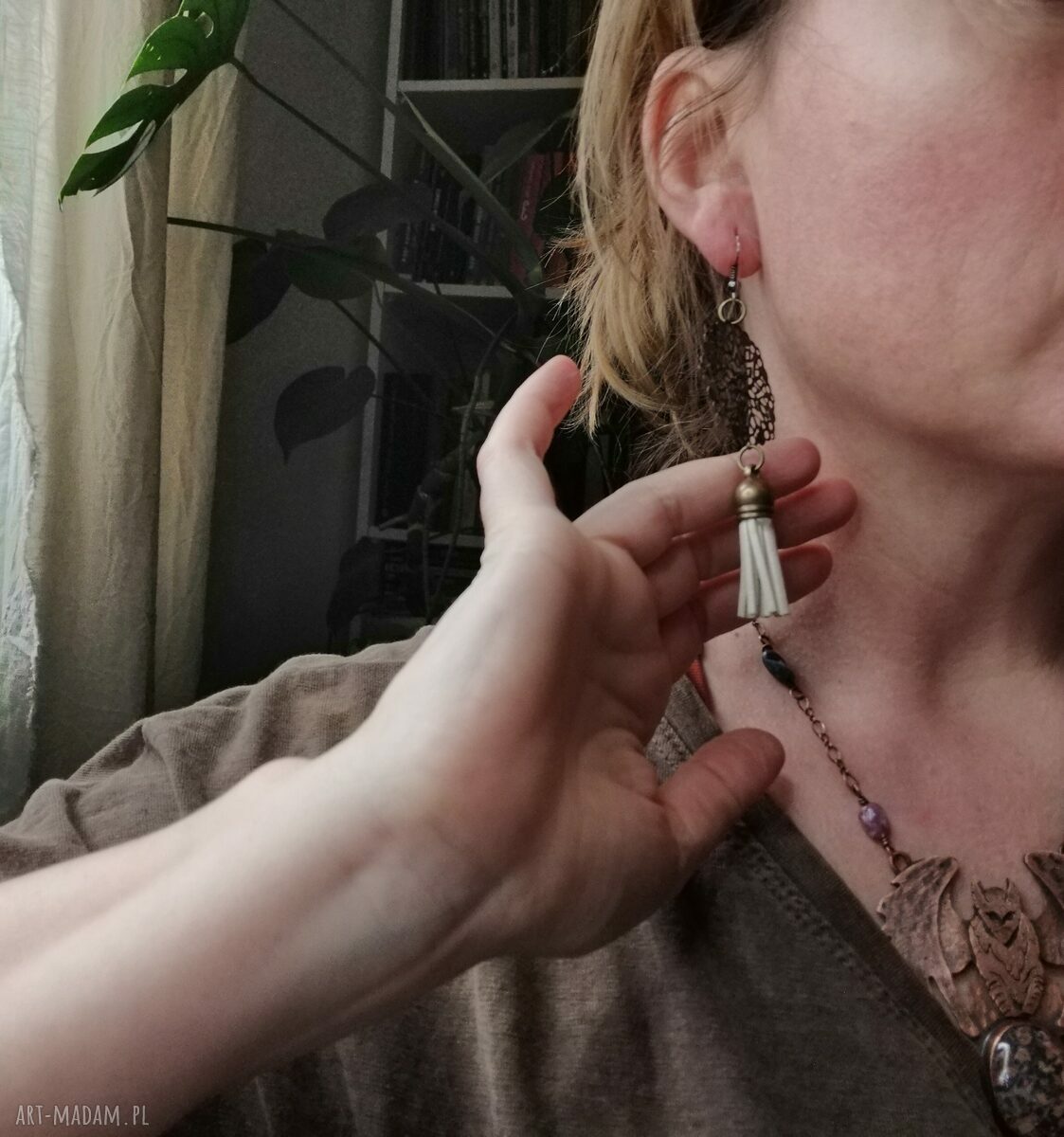 Beżowe kolczyki boho z frędzlami Etno Frida - Ruda Klara