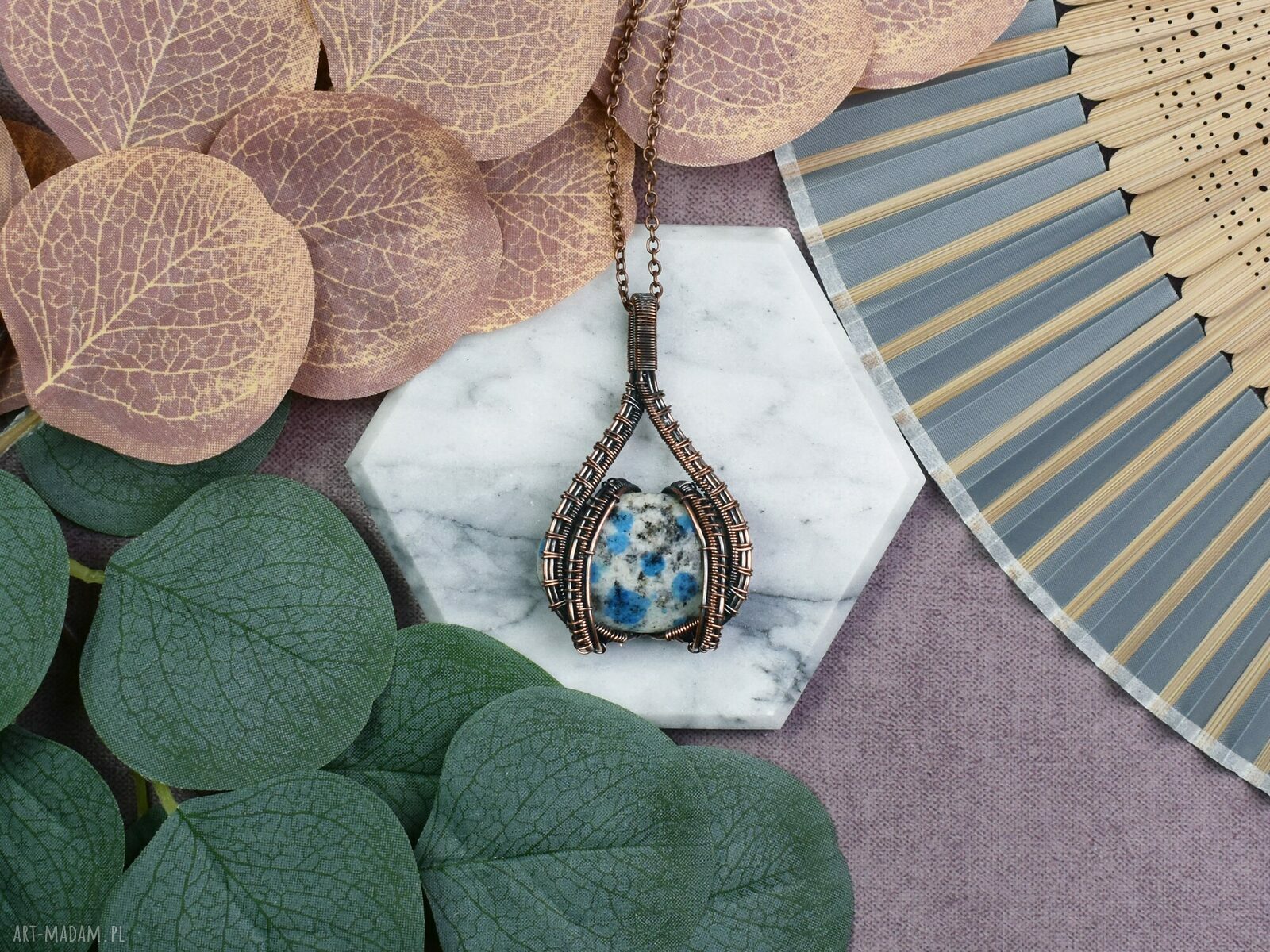 Miedziany wisiorek wire wrapping z kamieniem K2 #535