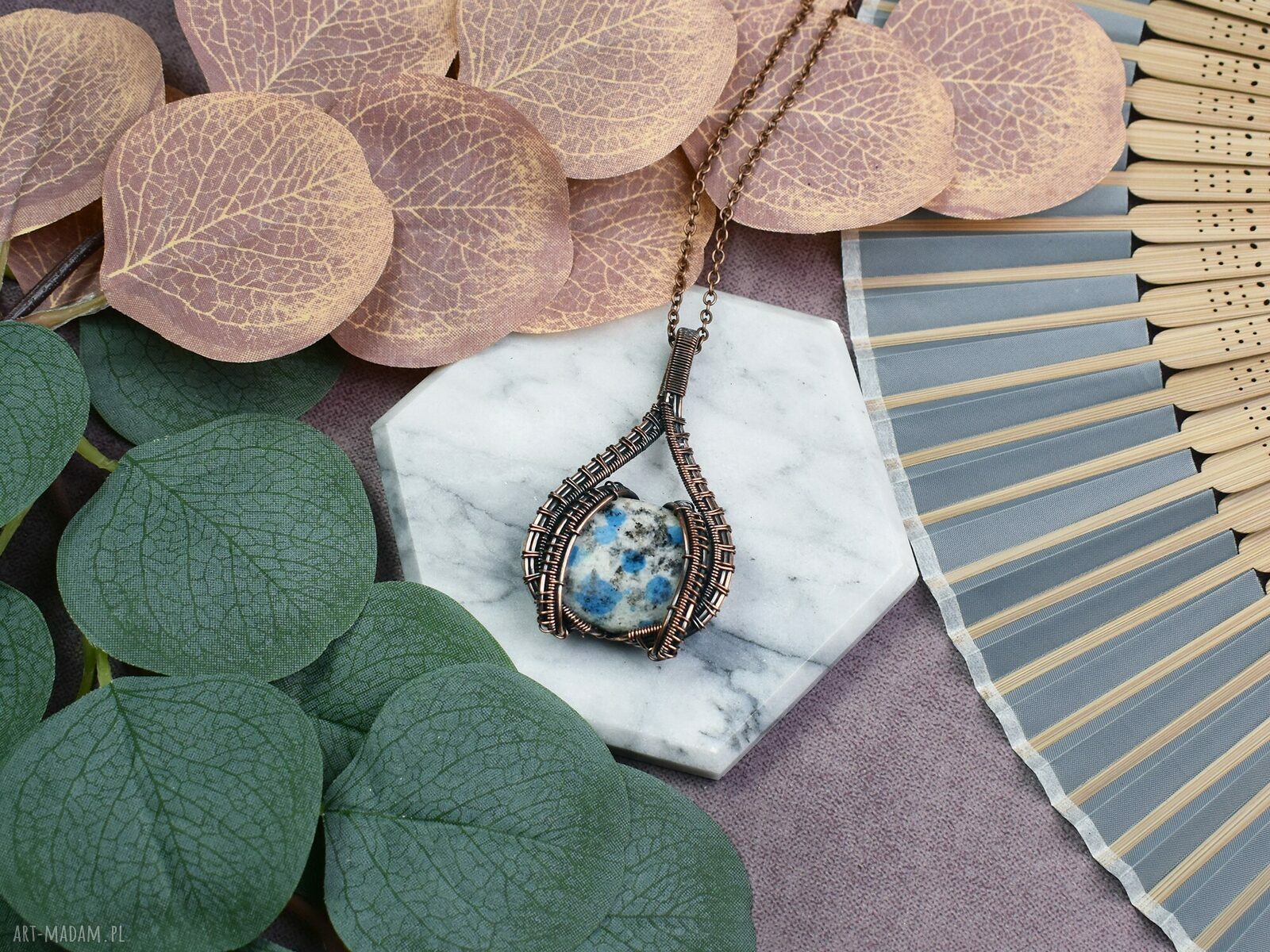 Miedziany wisiorek wire wrapping z kamieniem K2 #535