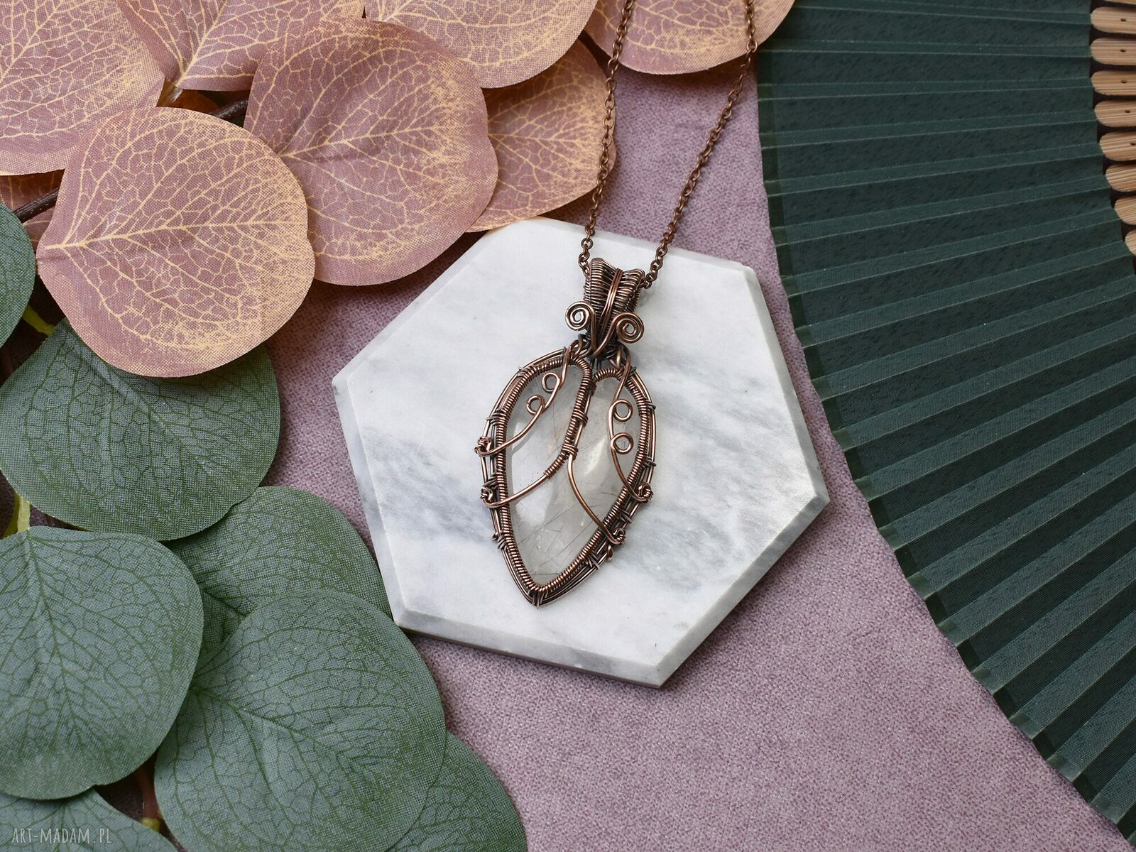 Miedziany wisiorek wire wrapping z czarnym kwarcem ręcznie robiony amulet