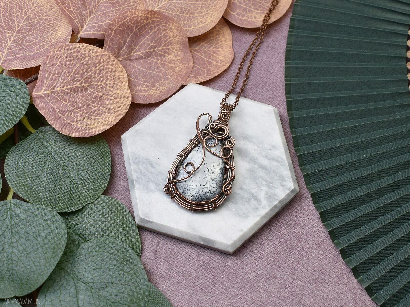 Miedziany wisiorek Wire Wrapping z opalem dendrytycznym ręcznie robiony
