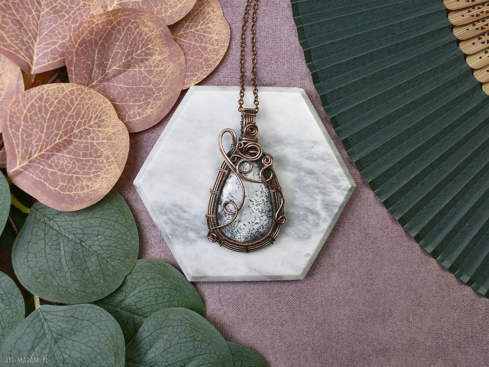 Miedziany wisiorek Wire Wrapping z opalem dendrytycznym ręcznie robiony