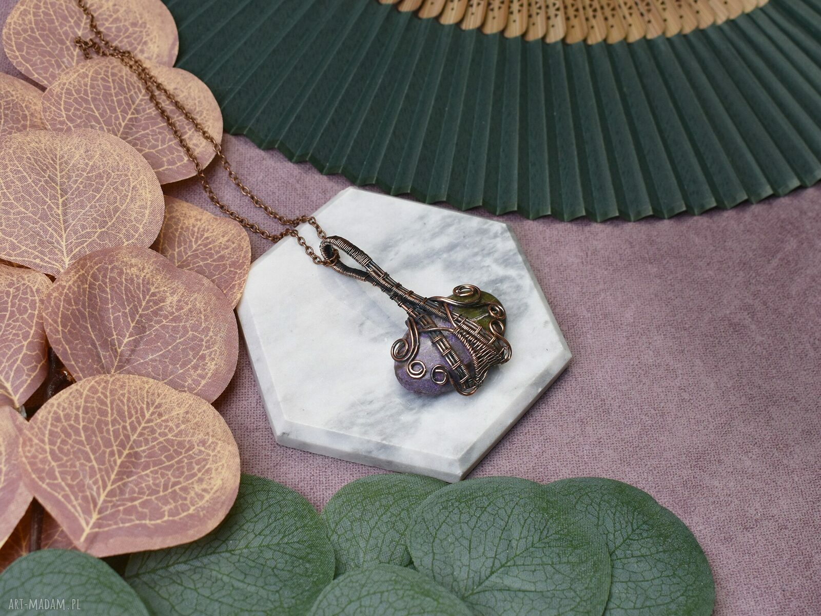 Miedziany wisiorek wire wrapping z purpurytem fioletowy amulet na kreatywność