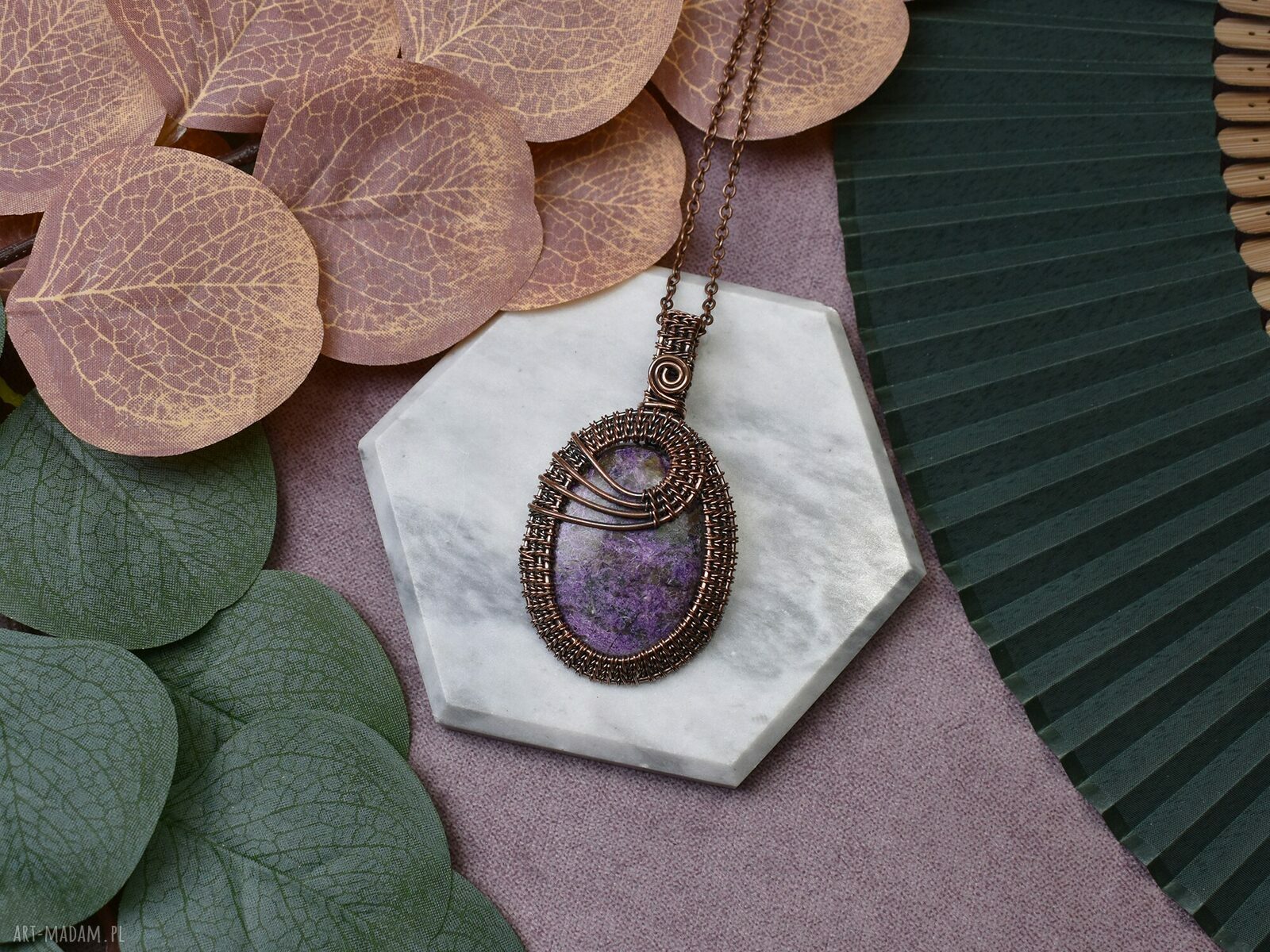 Miedziany wisiorek z fioletowym kamieniem boho wire wrap ręcznie robiony