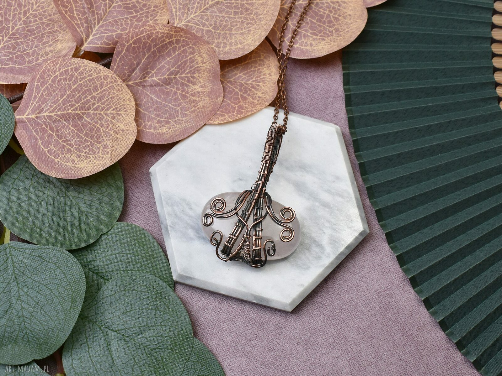 Miedziany wisiorek Wire z kamieniem naturalnym ręcznie robiony amulet